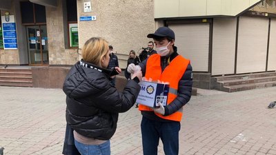В Івано-Франківську волонтери роздають перехожим маски В Івано-Франківську волонтери роздають перехожим маски