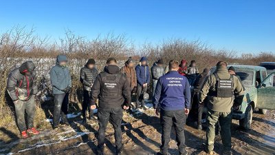 Майже 10 млн застави: в Ужгороді шістьох підозрюваних в організації переправлення чоловіків через кордон взяли під варту