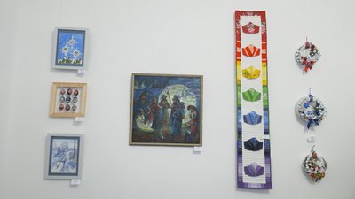 Панно з масок, віночки та картини: у черкаському музеї представили "Різдвяну" виставку