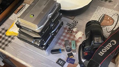 Речі з квартири підозрюваного Речі з квартири підозрюваного