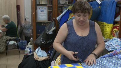Черкаські волонтерки виготовляють маскувальні сітки, але бракує тканини та основи Черкаські волонтерки виготовляють маскувальні сітки, але бракує тканини та основи