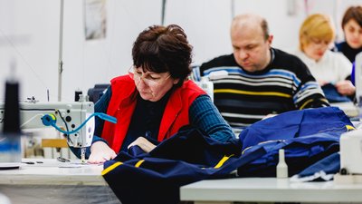 Знову шиють для рятувальників. На Дніпропетровщині відновило роботу релоковане з Сєвєродонецька виробництво