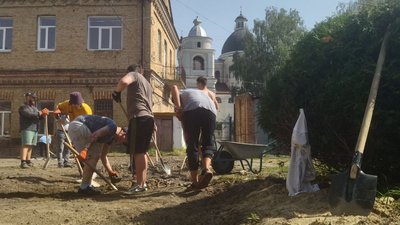Волонтери та студенти у Луцьку реставрують Гостинний дворик