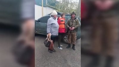 Поліцейські Херсонщини з Новоберислава евакуювали матір з дочкою Поліцейські Херсонщини з Новоберислава евакуювали матір з дочкою