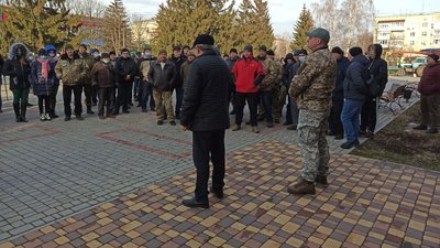 У Новомиргороді протестують проти щомісячних премій міському голові і працівникам міськради У Новомиргороді протестують проти щомісячних премій міському голові і працівникам міськради