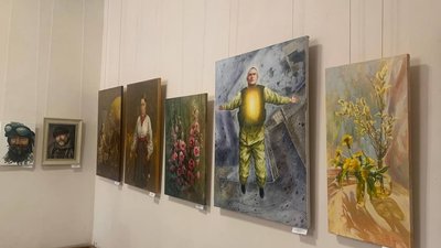 "Невтомлені, нескорені, об’єднані": у Тернополі відкрили виставку про війну