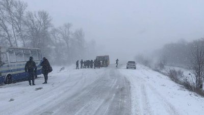 Автобус "Суми-Новгород-Сіверський" та легковик зіткнулись на Сумщині, п'ятеро травмованих