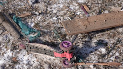 Дитячий самокат на руїнах будинку в Богодухові 11 лютого 2026 року