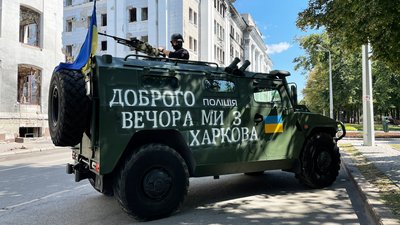 У День міста харківські поліцейські патрулюють місто на трофейному російському "Тигрі"