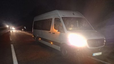 На Житомирщині мікроавтобус наїхав на пішохода: поліція розслідує подію На Житомирщині мікроавтобус наїхав на пішохода: поліція розслідує подію