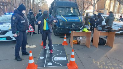 У Миколаєві організували акцію "Різдво з патрульними" У Миколаєві організували акцію "Різдво з патрульними"