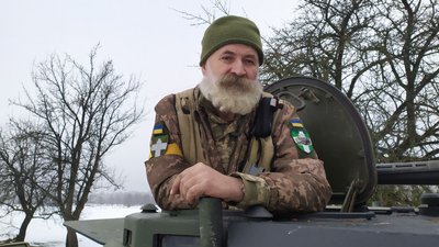 У волинській бригаді тероборони служить водієм автобронетехніки солдат на позивний "Дід"