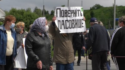 Жителі Новоселівки перекрили трасу – вимагають повернути своє пасовисько