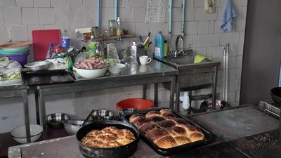 Понад сотню пиріжків щодня печуть для тероборони кухарі шкільної їдальні у Мачухівській громаді Понад сотню пиріжків щодня печуть для тероборони кухарі шкільної їдальні у Мачухівській громаді