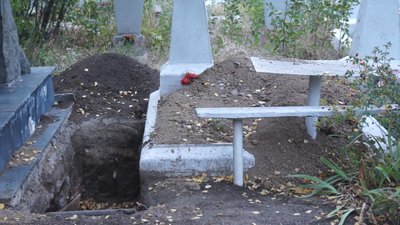 На Донеччині невідомі розкопали могилу