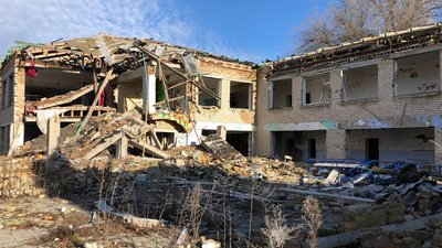 На Миколаївщині в майже зруйнованому селі родина відновлює дім