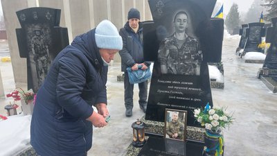 Сміття біля могил воїнів: батьки загиблого захисника викликали поліцію на Алею Слави у Сумах Сміття біля могил воїнів: батьки загиблого захисника викликали поліцію на Алею Слави у Сумах