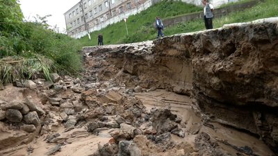 У Новгороді-Сіверському через зливу асфальт зійшов разом з водою