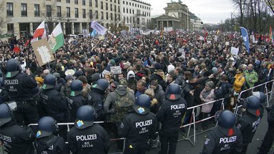 Противники карантину протестують у Берліні. Поліція застосувала водомети, десятки людей затримані Противники карантину протестують у Берліні. Поліція застосувала водомети, десятки людей затримані