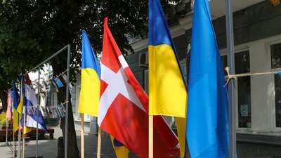 У День Європи у Житомирі на Михайлівській — світлини та прапори країн, які допомагають місту У День Європи у Житомирі на Михайлівській — світлини та прапори країн, які допомагають місту