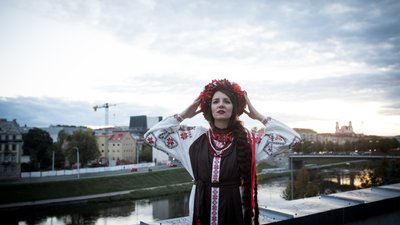 "Україні потрібна допомога, не співчуття": у Вільнюсі відкрили мурал "Незламна" з запорізькою волонтеркою