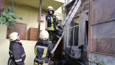 У центрі Одеси зайнялася квартира: власника житла врятували пожежники