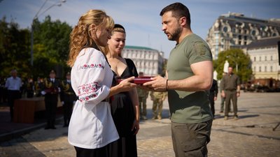 Зеленський вручив державні нагороди родинам загиблих нацгвардійців, які служили на Харківщині