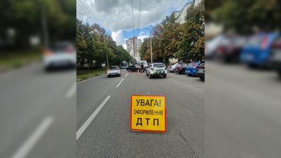ДТП у Чернігові: внаслідок зіткнення Audi та мотоцикла травм зазнав мотоцикліст