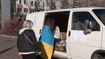 Для підтримки херсонців: черкаські волонтери збирають гуманітарну допомогу Для підтримки херсонців: черкаські волонтери збирають гуманітарну допомогу