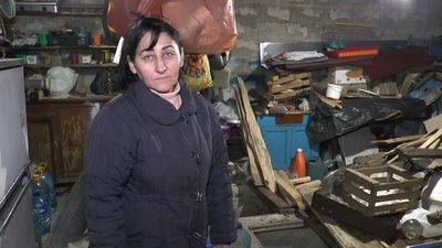 Жителька Родинського пошкоджений будинок сарай укриття наслідки російських обстрілів Донецька область Жителька Родинського пошкоджений будинок сарай укриття наслідки російських обстрілів Донецька область