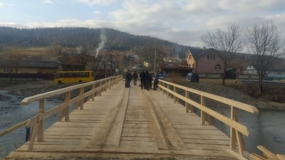 На Прикарпатті лісівники відновили 40-літній міст до монастиря
