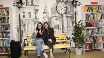 школярки в бібліотеці