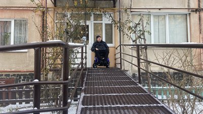 Полтавець з інвалідністю Олександр Тютюнник займається грою боча. Це його будинок Полтавець з інвалідністю Олександр Тютюнник займається грою боча. Це його будинок