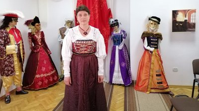 Жителька Тернопільщини колекціонує костюми різних епох