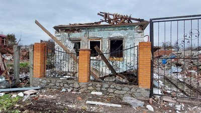 У Сумах почали розбирати завали будинків після авіаційної бомби У Сумах почали розбирати завали будинків після авіаційної бомби