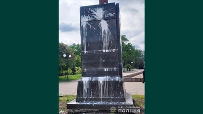 У Харкові пошкодили постамент на майдані Героям Небесної сотні У Харкові пошкодили постамент на майдані Героям Небесної сотні