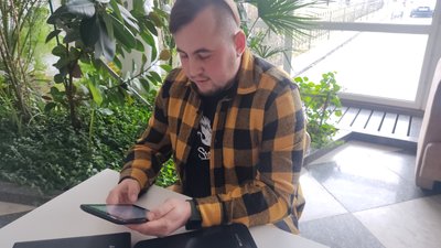 Учитель з Житомира збирає електронні пристрої та передає їх учням Ізюмського ліцею на Харківщину Учитель з Житомира збирає електронні пристрої та передає їх учням Ізюмського ліцею на Харківщину