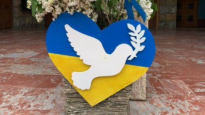 Евакуйовані дніпряни освятили паски у французькому місті Ансі Евакуйовані дніпряни освятили паски у французькому місті Ансі