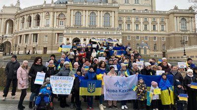 Переселенці з Нової Каховки зібрались на акцію підтримки рідного міста в Одесі Переселенці з Нової Каховки зібрались на акцію підтримки рідного міста в Одесі