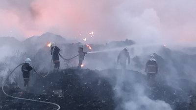 Другий день рятувальники гасять пожежу на сміттєзвалищі поблизу Полтави