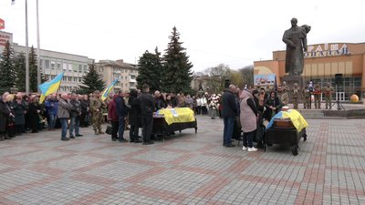 У Рівному попрощалися із бійцями Юрієм Майстренком та Олександром Максименком У Рівному попрощалися із бійцями Юрієм Майстренком та Олександром Максименком