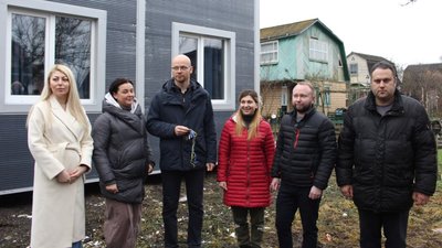 Родина з Киїнки, що втратила житло, отримала приватний 4-модульний будинок від благодійників