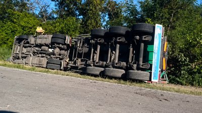 Вантажівка в кюветі