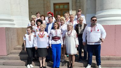 Херсонці вдягли вишиванки в рідному місті та в інших куточках України Херсонці вдягли вишиванки в рідному місті та в інших куточках України