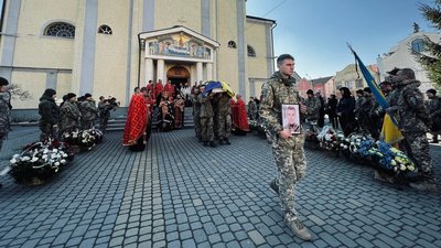 У Мукачеві попрощалися із загиблим на війні Артемом Вістіровським У Мукачеві попрощалися із загиблим на війні Артемом Вістіровським