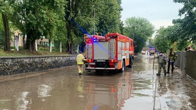Підтоплені дитсадки і знеструмлені оселі: у Рівному ліквідовують наслідки зливи