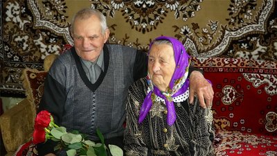 "Я не знаю чи ще так зараз ходять парубки коло дівчат, як тато за мамою": історія 70-річної сім'ї "Я не знаю чи ще так зараз ходять парубки коло дівчат, як тато за мамою": історія 70-річної сім'ї