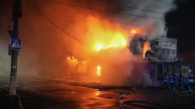 У Миколаєві рятувальники загасили пожежу на площі 600 квадратних метрів У Миколаєві рятувальники загасили пожежу на площі 600 квадратних метрів