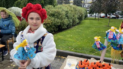 "Ми збираємо на буржуйки, щоб нашим бійцям було тепло". У Дніпрі діти влаштували благодійний ярмарок "Ми збираємо на буржуйки, щоб нашим бійцям було тепло". У Дніпрі діти влаштували благодійний ярмарок