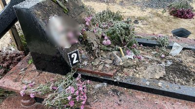 На Рівненщині вандали понищили вісім могил на сільському кладовищі На Рівненщині вандали понищили вісім могил на сільському кладовищі